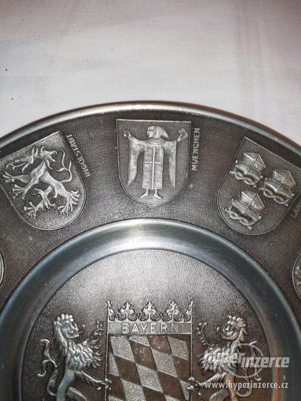 Kovový talíř s erby a lvy - zn. obr. ANDĚLA-na zeď - foto 3