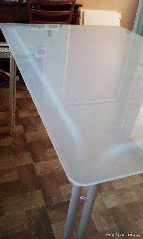 Jídelní stůl skleněný z Ikey - foto 1