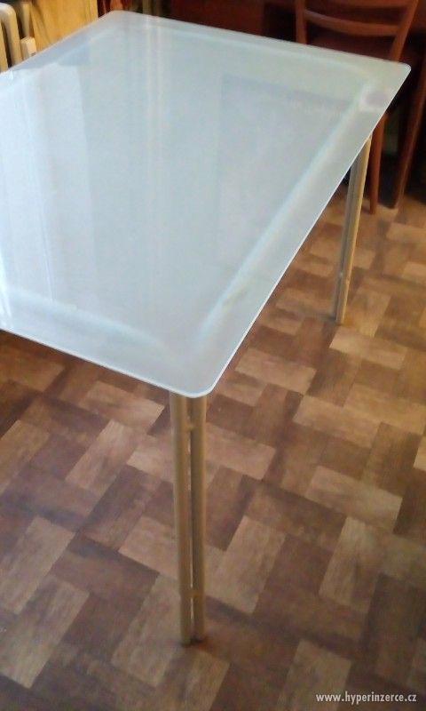 Jídelní stůl skleněný z Ikey - foto 2