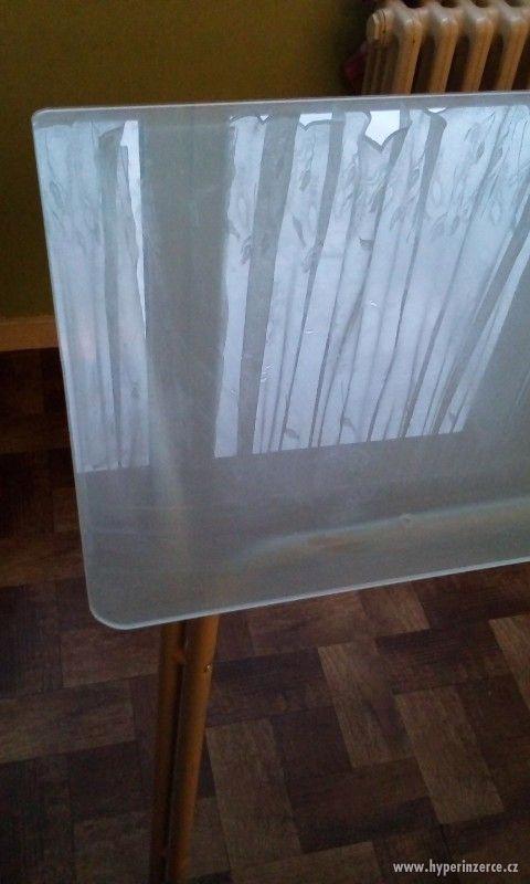 Jídelní stůl skleněný z Ikey - foto 3