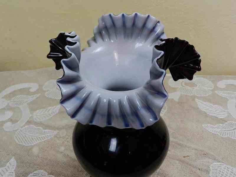 Krásná stará tmavě fialová prolamovaná Váza - foto 2