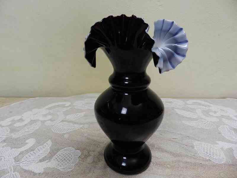 Krásná stará tmavě fialová prolamovaná Váza - foto 3
