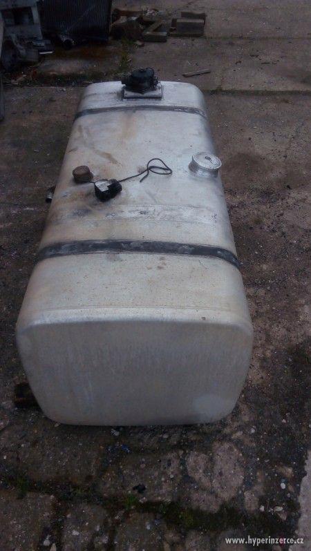Prodám hliníkovou dělenou nádrž na tahač pro hydrauliku - foto 1