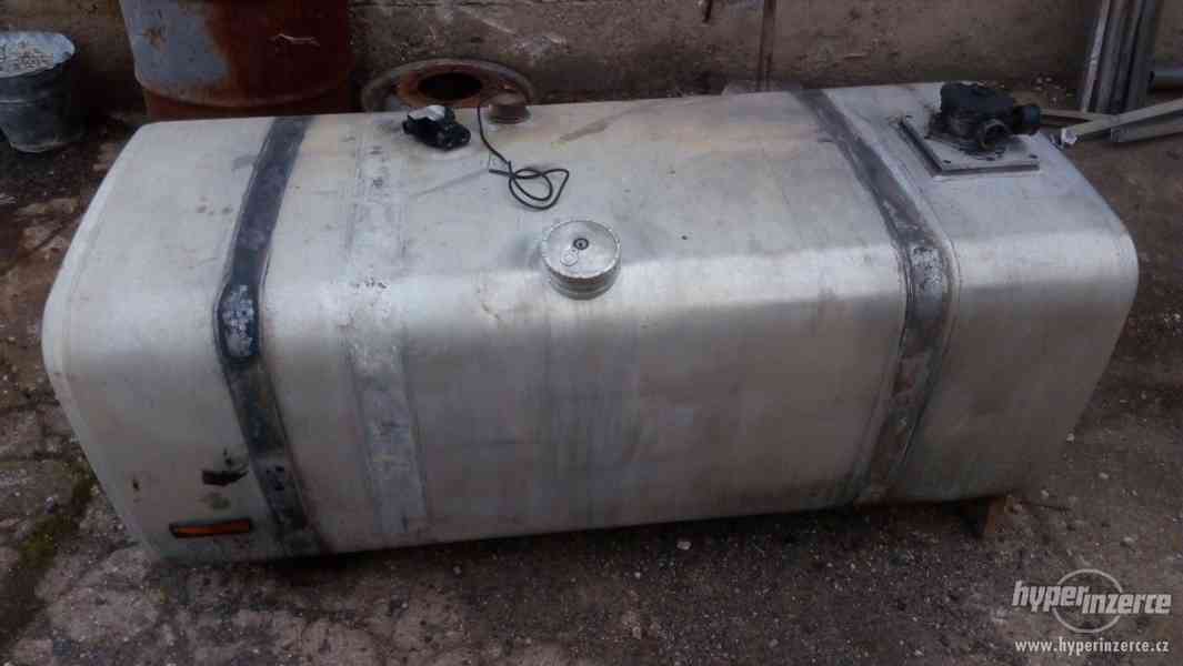 Prodám hliníkovou dělenou nádrž na tahač pro hydrauliku - foto 2