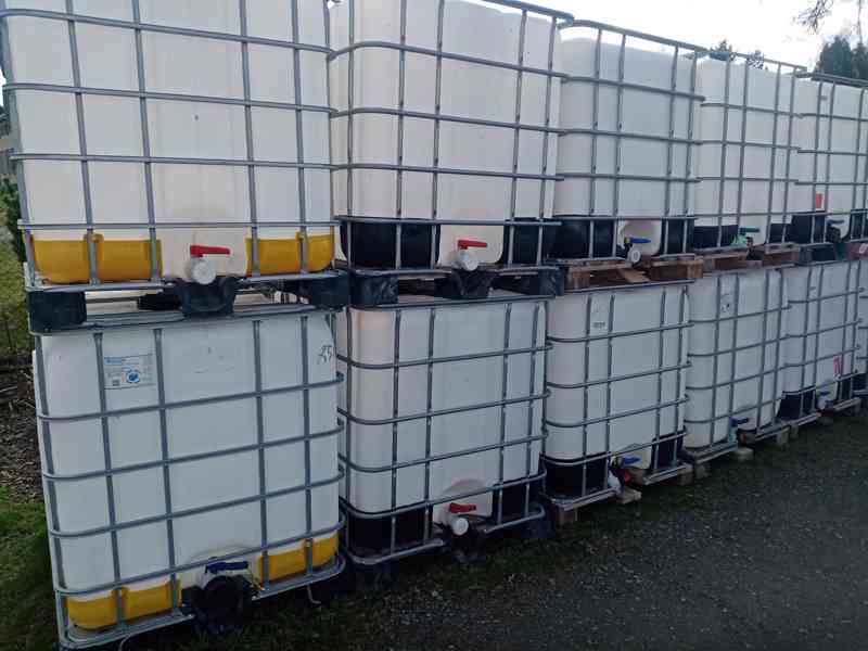 IBC nádrže kontejnery 1000 litrů černé, bílé 