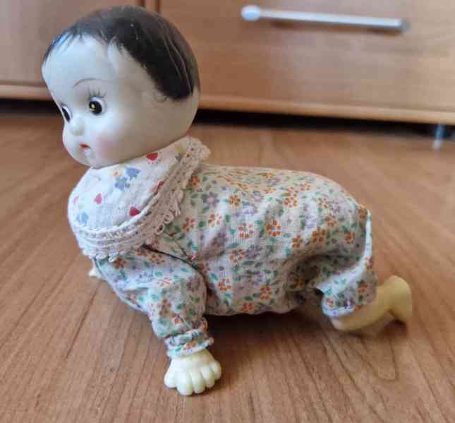 Stará tahací,cinkací,dětská hračka,lezoucí panenka na klíček - foto 8