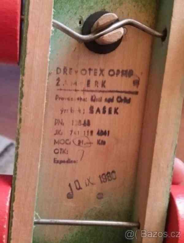 Stará tahací,cinkací,dětská hračka,lezoucí panenka na klíček - foto 3