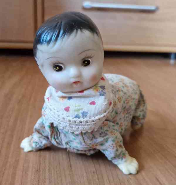 Stará tahací,cinkací,dětská hračka,lezoucí panenka na klíček - foto 7