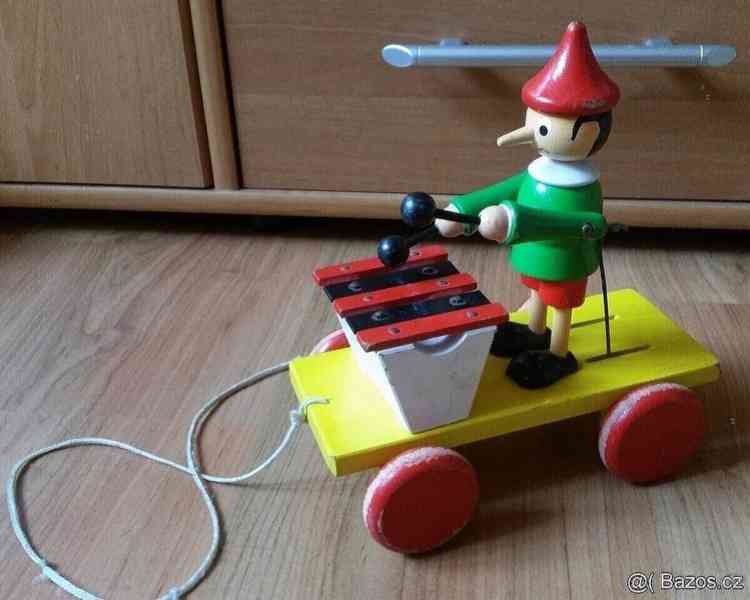 Stará tahací,cinkací,dětská hračka,lezoucí panenka na klíček - foto 5