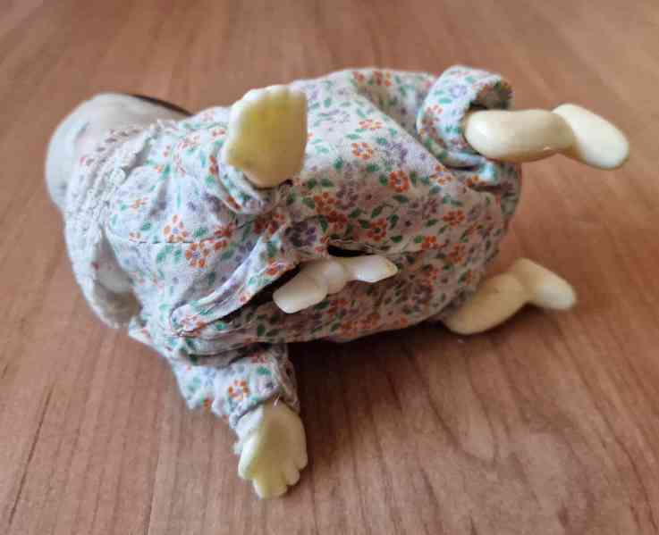 Stará tahací,cinkací,dětská hračka,lezoucí panenka na klíček - foto 9