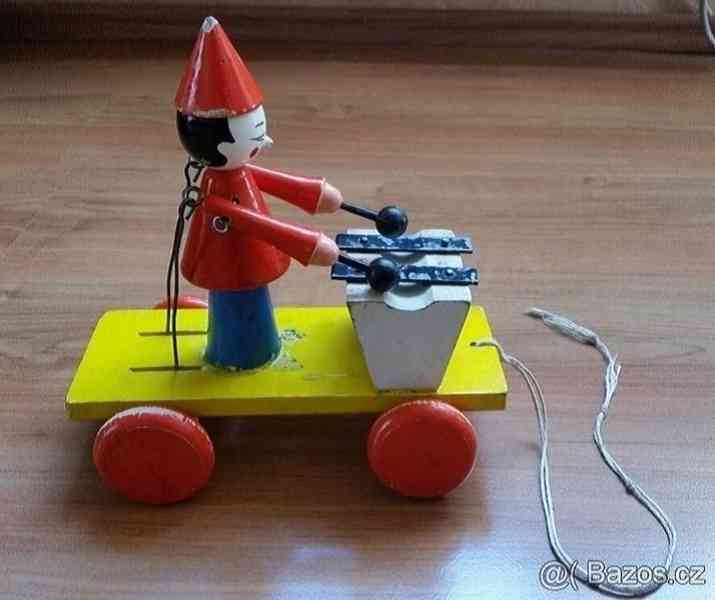 Stará tahací,cinkací,dětská hračka,lezoucí panenka na klíček - foto 4