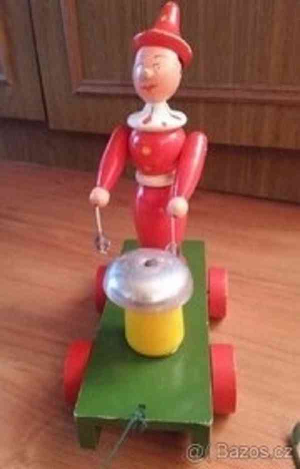 Stará tahací,cinkací,dětská hračka,lezoucí panenka na klíček - foto 2