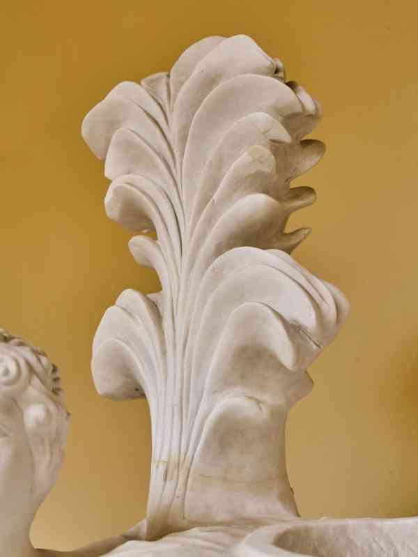 Monumentální klasicistní mramorová váza s figurální výzdobou - foto 6