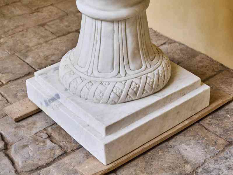 Monumentální klasicistní mramorová váza s figurální výzdobou - foto 8