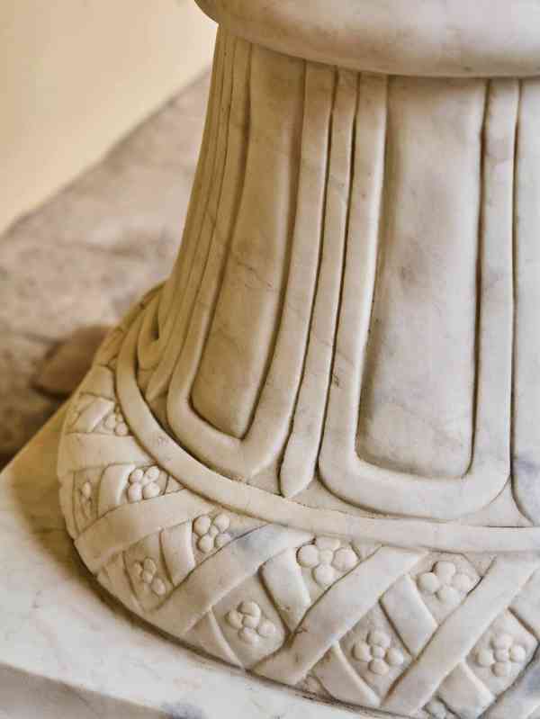 Monumentální klasicistní mramorová váza s figurální výzdobou - foto 12