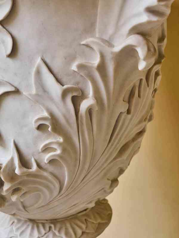 Monumentální klasicistní mramorová váza s figurální výzdobou - foto 9