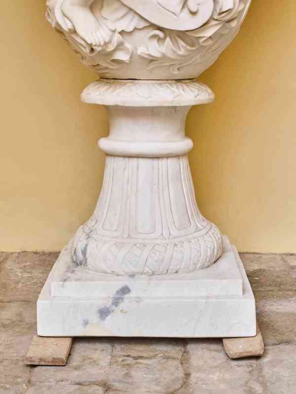 Monumentální klasicistní mramorová váza s figurální výzdobou - foto 2