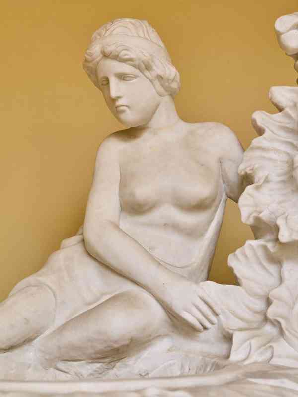 Monumentální klasicistní mramorová váza s figurální výzdobou - foto 3