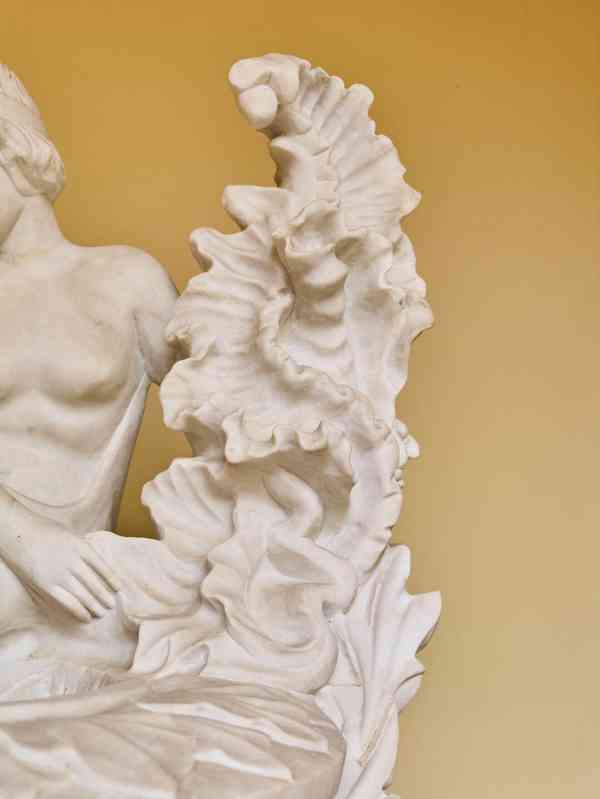 Monumentální klasicistní mramorová váza s figurální výzdobou - foto 4