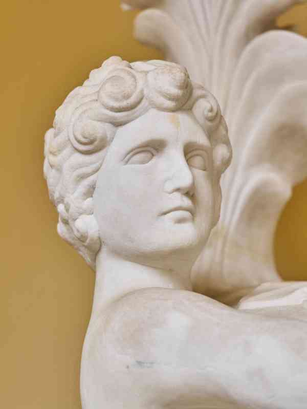 Monumentální klasicistní mramorová váza s figurální výzdobou - foto 5