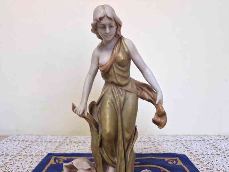 Krásná secesní porcelánová plastika Dívka Akt Royal Dux - foto 2