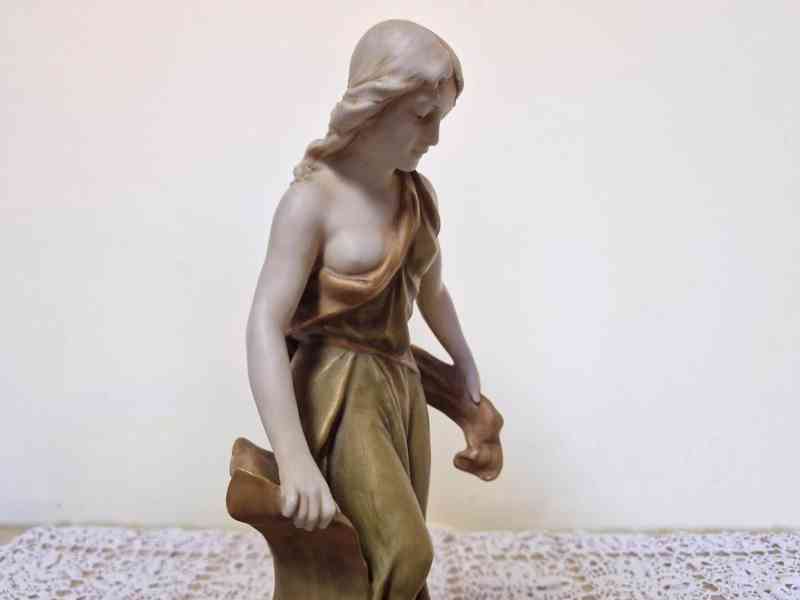 Krásná secesní porcelánová plastika Dívka Akt Royal Dux - foto 5