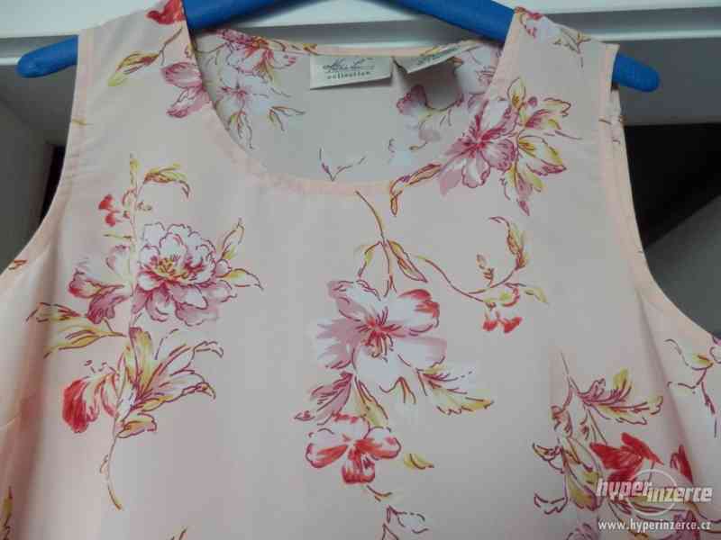Růžové šaty s květy - foto 2