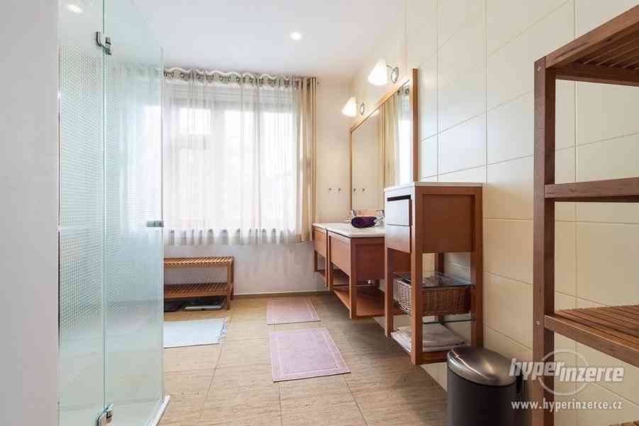 Pronájem plně vybaveného rodinného domu 6+2 s bazénem a terasou, Dobříš - foto 11