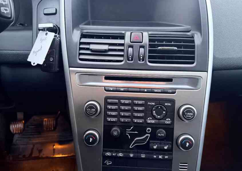 Volvo XC60 Kinetic AWD 2,4d 120kw - foto 19