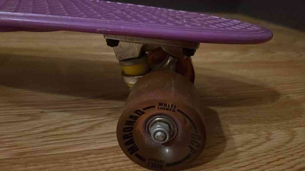 Pennyboard fialový dívčí, svítící kolečka - foto 5