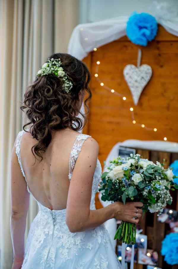 Svatební šaty velikost 6 - foto 3