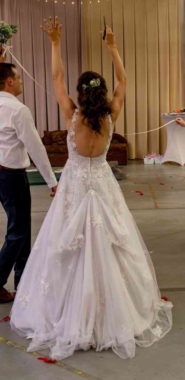 Svatební šaty velikost 6 - foto 5