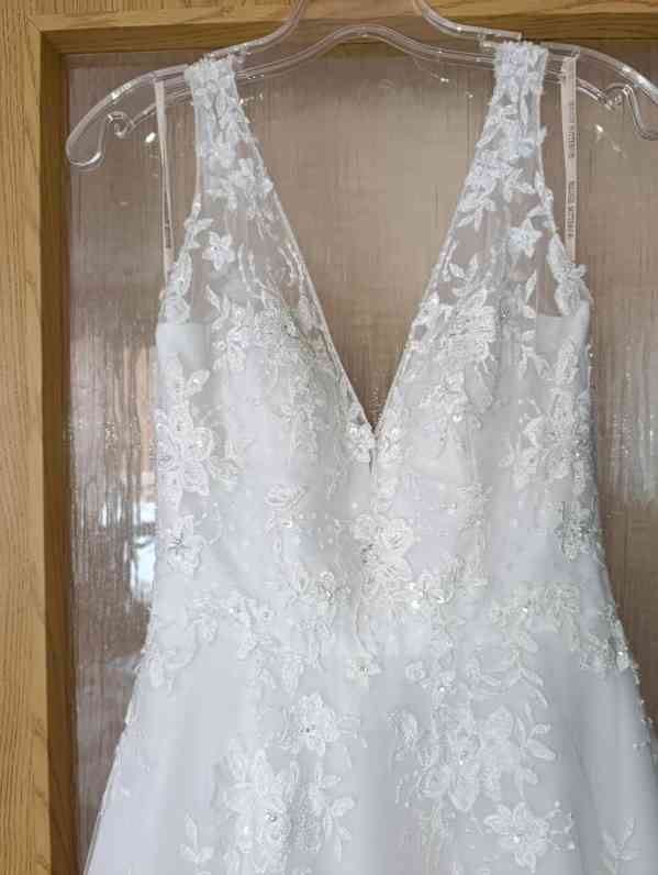 Svatební šaty velikost 6 - foto 7