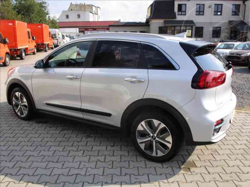 Kia E-niro 0,0 64kWh Executive SoH 100%-DPH - foto 4