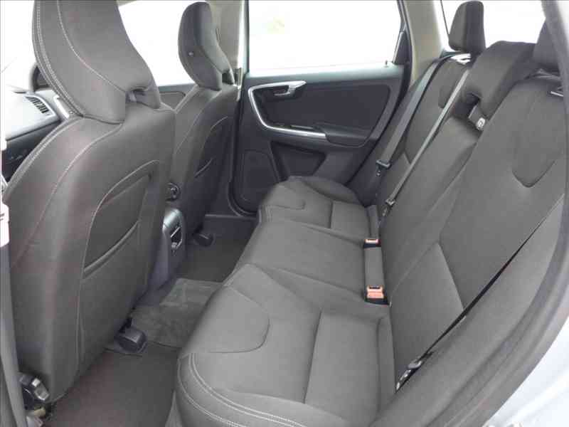 Volvo XC60 2,4 D4 4x4, 5ti válec, 1.Maj - foto 6