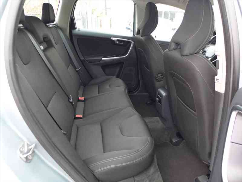 Volvo XC60 2,4 D4 4x4, 5ti válec, 1.Maj - foto 9