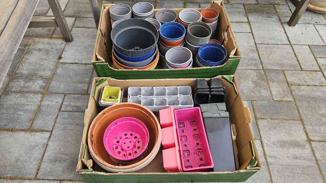 Květináče plastové dvě bedny, cena je za vše dohromady - foto 2