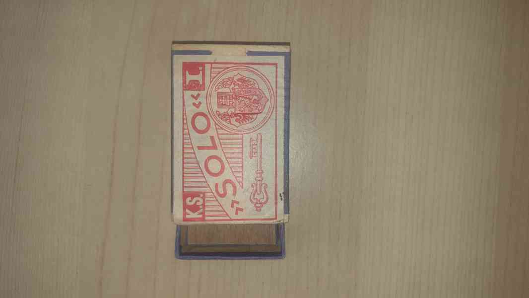 Stará dýhovaná krabička.