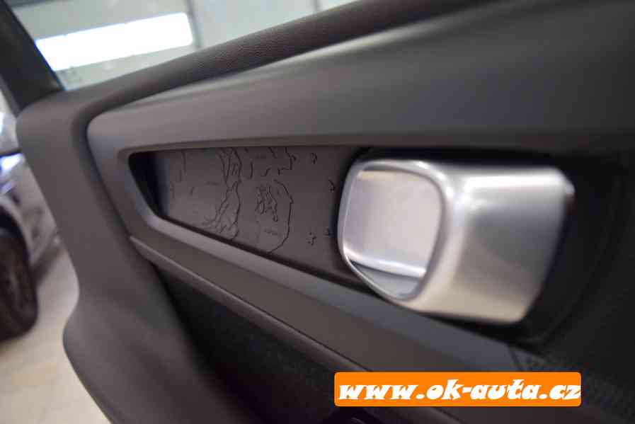 Volvo XC40 T2 MOMENTUM AUTOMAT-2021-DPH  - foto 14