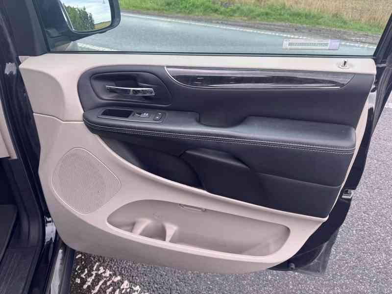 Lancia Voyager 3,6 Platinum LPG 2x DVD ČR 2013 - foto 11