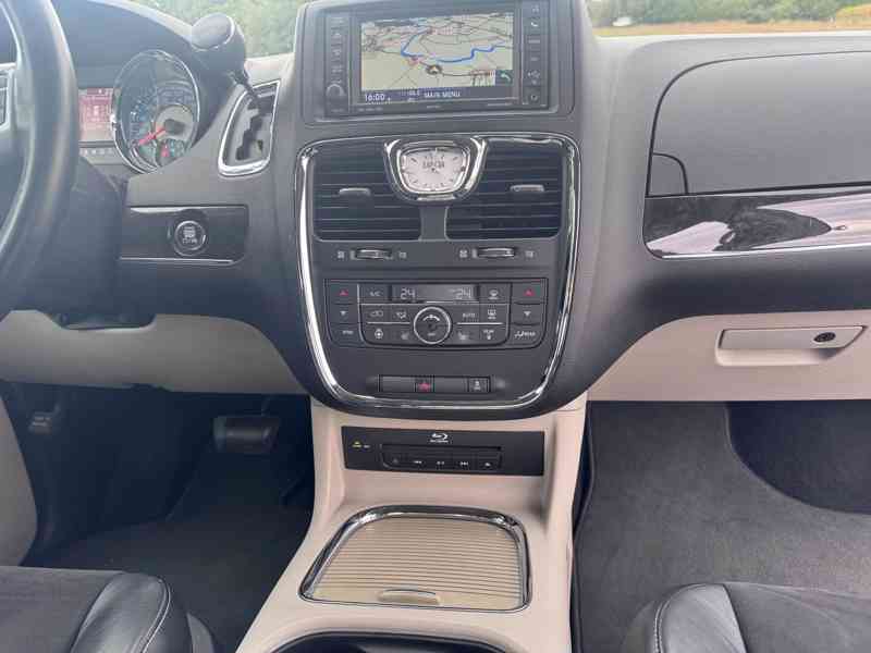 Lancia Voyager 3,6 Platinum LPG 2x DVD ČR 2013 - foto 12