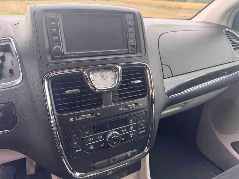 Lancia Voyager 3,6 Platinum LPG 2x DVD ČR 2013 - foto 17