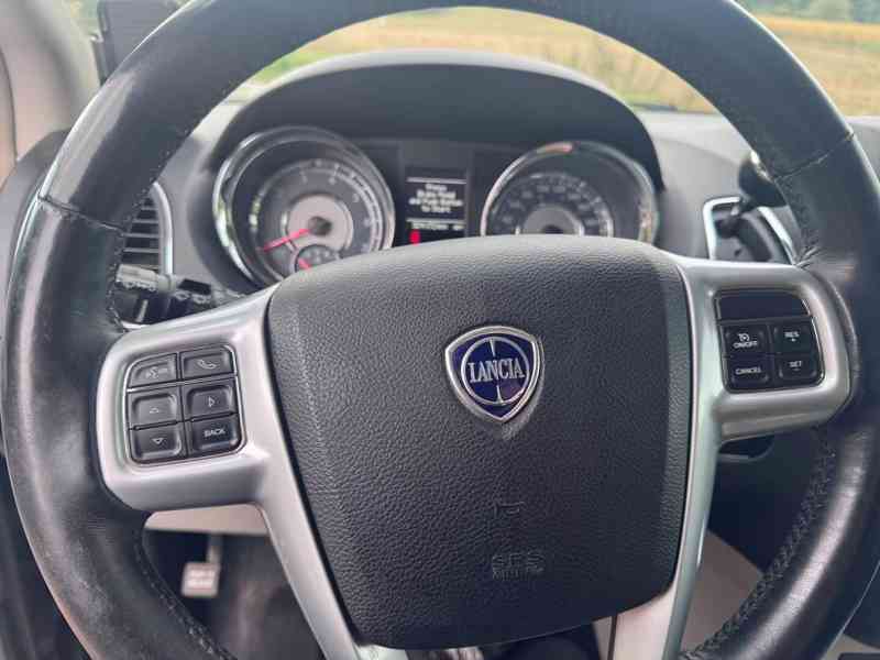 Lancia Voyager 3,6 Platinum LPG 2x DVD ČR 2013 - foto 19