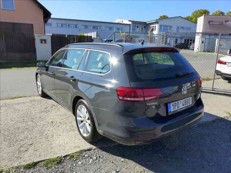 Volkswagen Passat 1,6 TDI COMFORTLINE 1.MAJITEL - foto 4