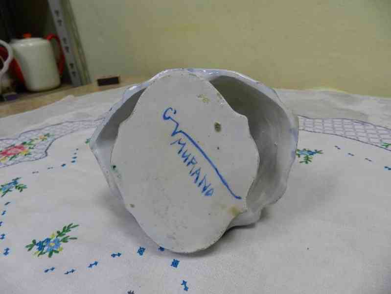 Krásná stará soška Dívka v šatech s maskou Itálie - foto 8