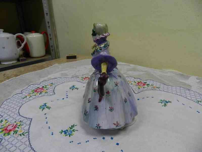 Krásná stará soška Dívka v šatech s maskou Itálie - foto 3