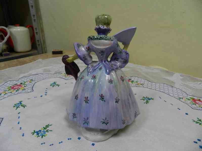 Krásná stará soška Dívka v šatech s maskou Itálie - foto 4