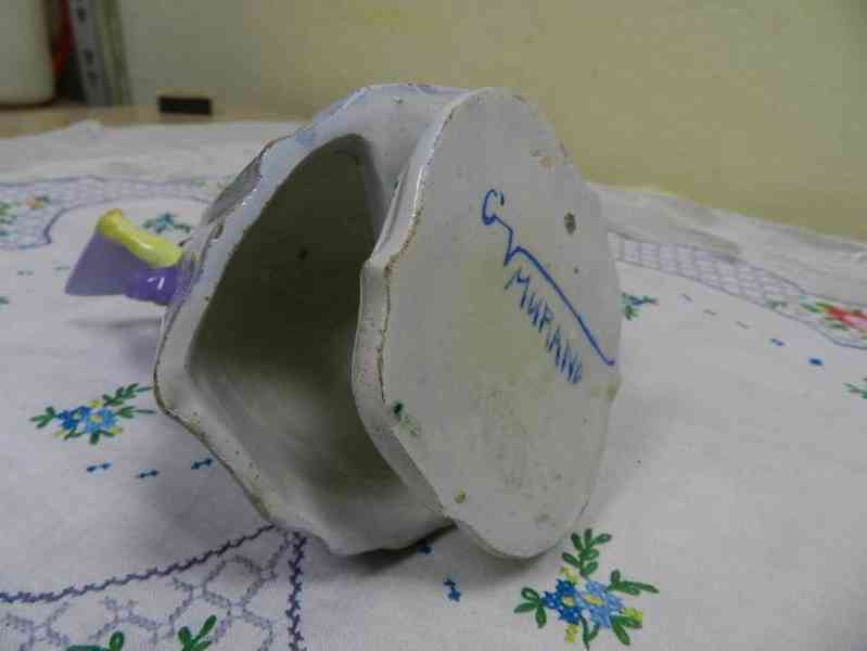 Krásná stará soška Dívka v šatech s maskou Itálie - foto 7