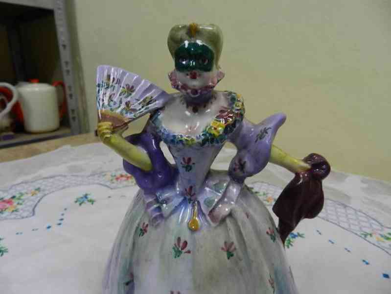 Krásná stará soška Dívka v šatech s maskou Itálie - foto 2