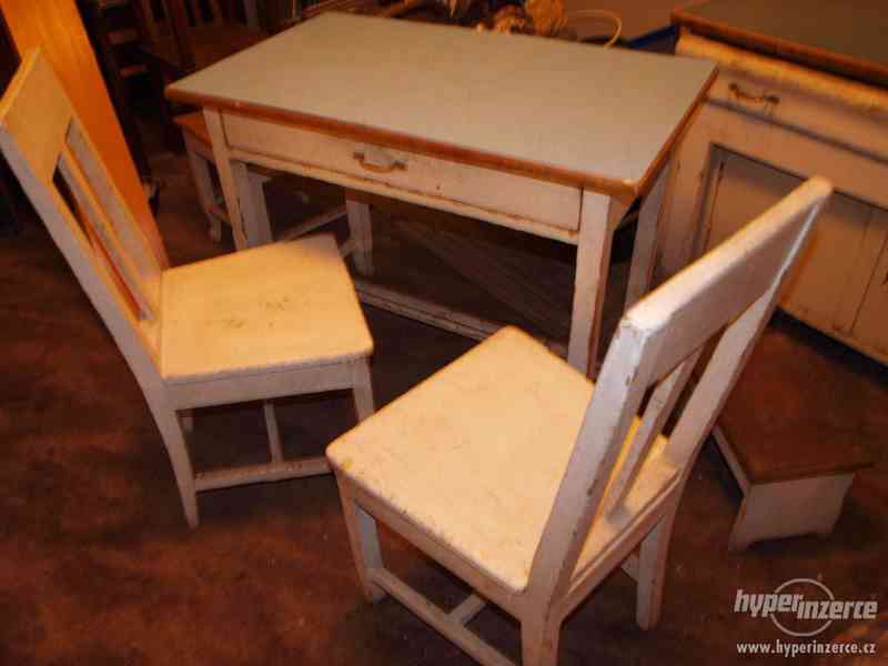 Stůl se dvěma židlemi - foto 1